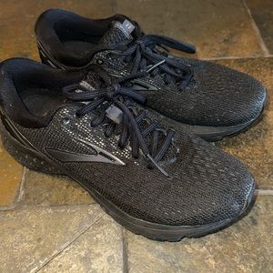 Brooks Ghost 11 Black Sneakers Size 7.5